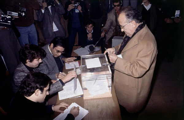 Santiago Carrillo, voting in the elections in 1977 which would deputy of the Communist