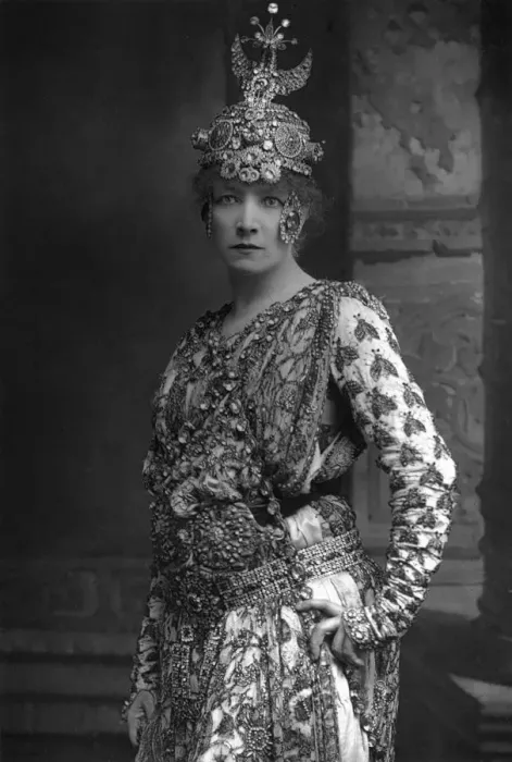 Framed Print : Sarah Bernhardt (1844-1923), French stage actress, 1890. Artist: W&D Downey Framed Print : Sarah Bernhardt (1844-1923), French stage actress, 1890. Artist: W&D Downey