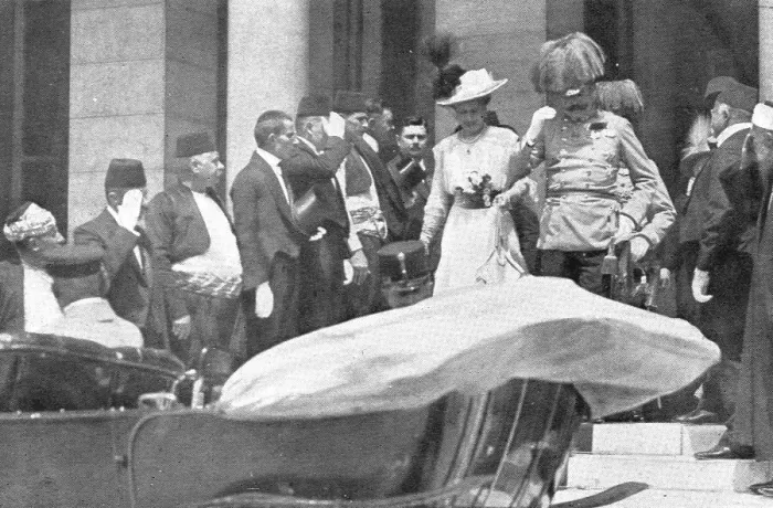 Framed Print : Sarajevo, Apres le premier attentat: le couple princier quitte l'hotel de ville, 1914. Creator: Walter Tausch Framed Print : Sarajevo, Apres le premier attentat: le couple princier quitte l'hotel de ville, 1914. Creator: Walter Tausch