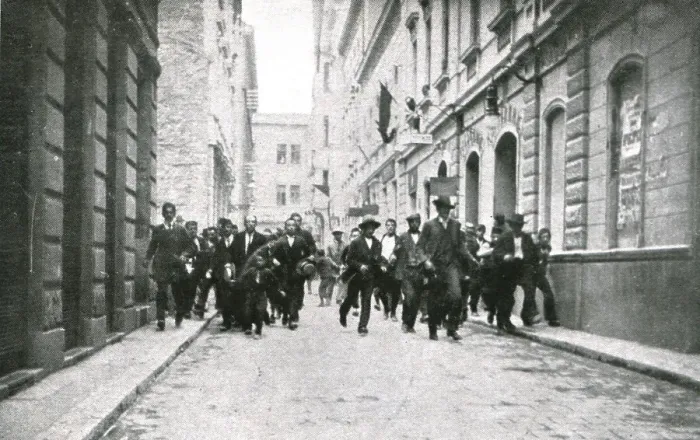 Framed Print : Sarajevo, Des bandes tumultueuses de Croates parcourent les rues, 1914. Creator: Ossko Framed Print : Sarajevo, Des bandes tumultueuses de Croates parcourent les rues, 1914. Creator: Ossko
