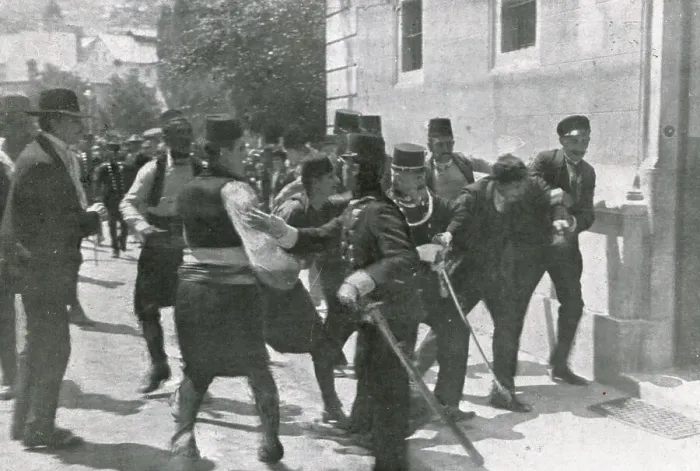 Framed Print : Sarajevo, La drame accompli, la force publique et la foule se ruent ensemble sur l'assassin, 1914. Creator: Walter Tausch Framed Print : Sarajevo, La drame accompli, la force publique et la foule se ruent ensemble sur l'assassin, 1914. Creator: Walter Tausch