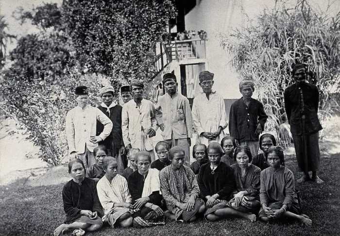 Framed Print : Sarawak: people of the Sibuyaus tribe from the Lundu region, c1900. Creator: Unknown Framed Print : Sarawak: people of the Sibuyaus tribe from the Lundu region, c1900. Creator: Unknown
