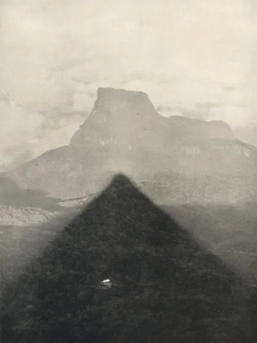 Framed Print : Schatten des Adamspik bei Sonnenaufgang, 1926 Framed Print : Schatten des Adamspik bei Sonnenaufgang, 1926