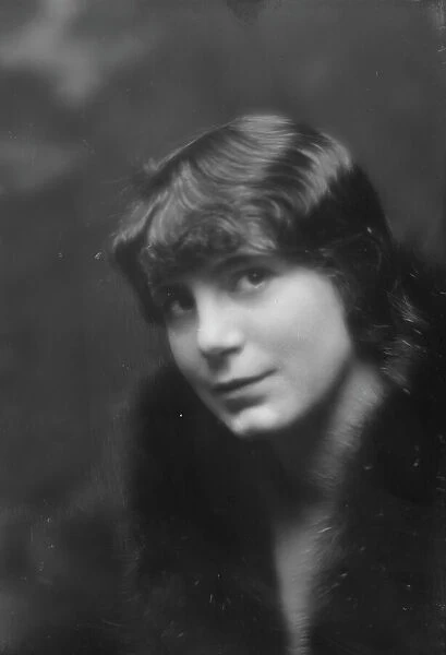 Scheftel, Walter, Mrs. portrait photograph, 1912 Nov. 21. Creator: Arnold Genthe