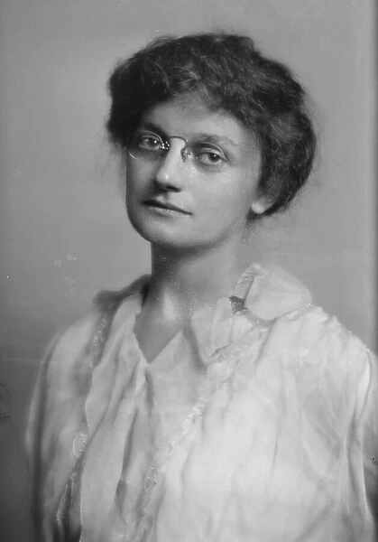 Schimmelfeng, Frances, portrait photograph, 1914 Dec. 3. Creator: Arnold Genthe