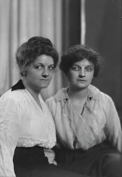 Schimmelfeng, Frances, and sister, portrait photograph, 1914 Dec. 3. Creator: Arnold Genthe