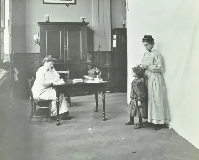 Framed Print : School nurse examining girls hair for head lice, Chaucer School, London, 1911 Framed Print : School nurse examining girls hair for head lice, Chaucer School, London, 1911