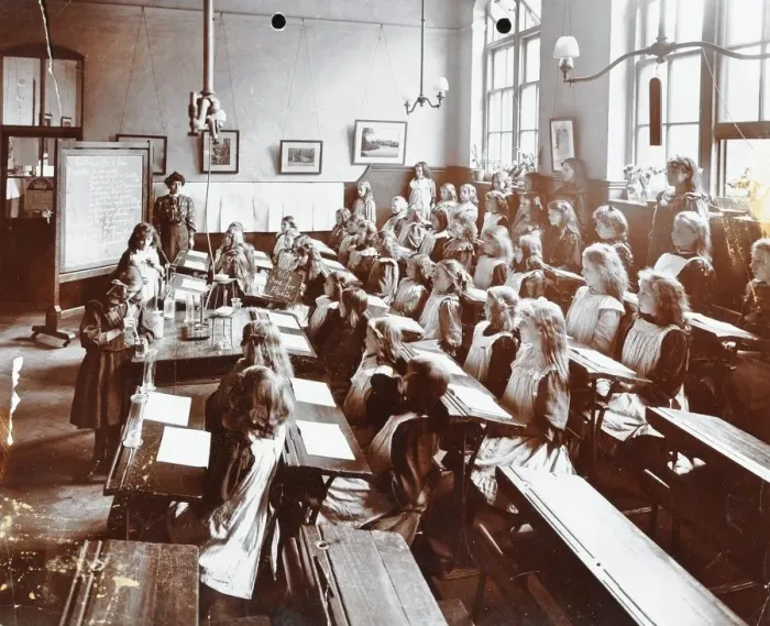 Framed Print : Science class, Albion Street Girls School, Rotherhithe, London, 1908 Framed Print : Science class, Albion Street Girls School, Rotherhithe, London, 1908
