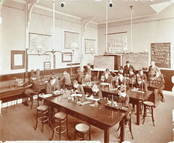 Framed Print : Science class for boys, Beaufort House School, Fulham, London, 1908 Framed Print : Science class for boys, Beaufort House School, Fulham, London, 1908