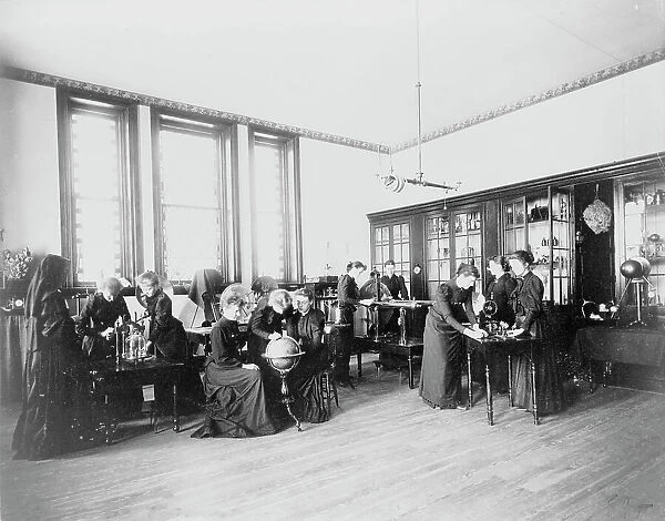 Science class in Georgetown Visitation Preparatory School, Washington, D.C. between 1890-1910(?). Creator: Frances Benjamin Johnston