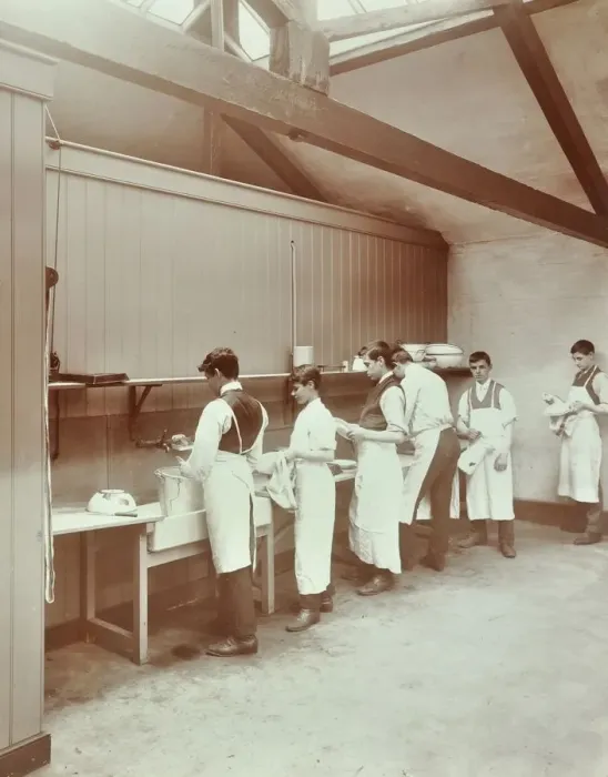 Framed Print : Scullery practice, Sailors Home School of Nautical Cookery, London, 1907 Framed Print : Scullery practice, Sailors Home School of Nautical Cookery, London, 1907