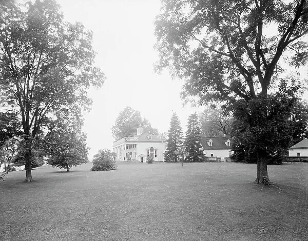 S.E. view of the mansion, Mt. Vernon, Va. between 1900 and 1915. Creator: Unknown