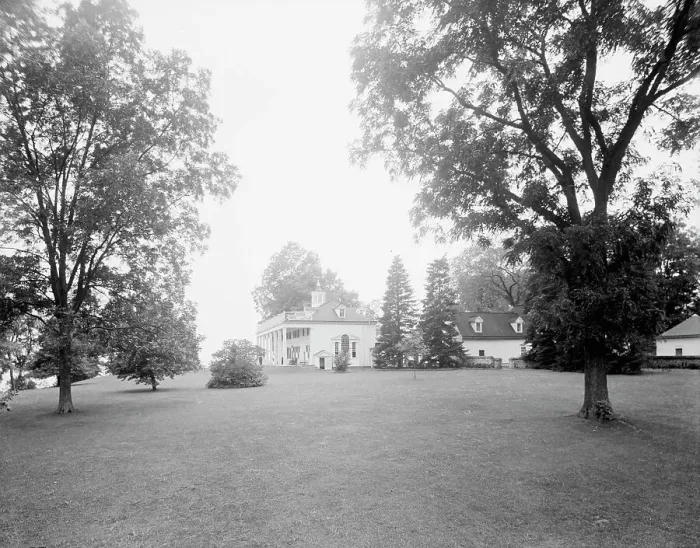 Framed Print : S.E. view of the mansion, Mt. Vernon, Va. between 1900 and 1915. Creator: Unknown Framed Print : S.E. view of the mansion, Mt. Vernon, Va. between 1900 and 1915. Creator: Unknown