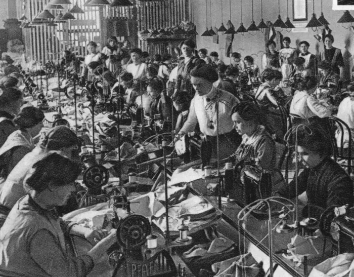 Framed Print : Seamstresses of the National Union of Women, Frankfurt am Main, World War I, 1915 Framed Print : Seamstresses of the National Union of Women, Frankfurt am Main, World War I, 1915