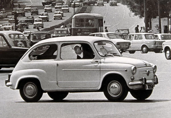 Seat 600 circulating by the Alcala street, 1972