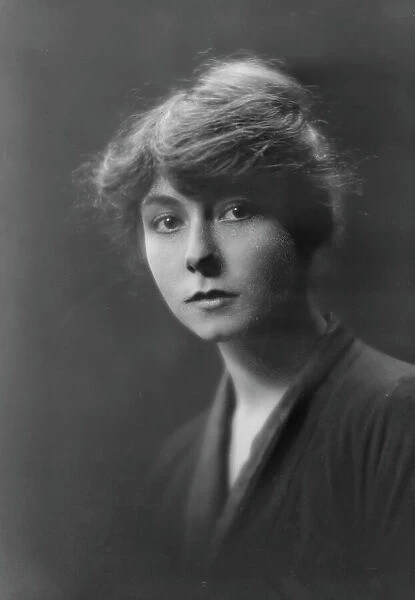 Sebring, Inez, Miss, portrait photograph, 1917 Aug. 29. Creator: Arnold Genthe