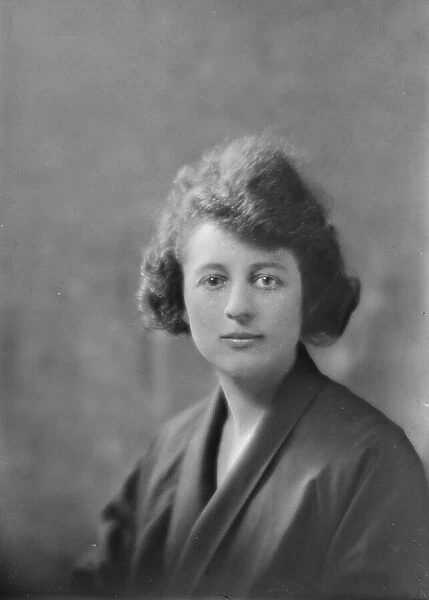 Secretary of Miss Ladenburg, portrait photograph, 1918 June 8. Creator: Arnold Genthe