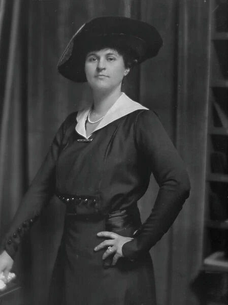 Selden, Miss, portrait photograph, 1915. Creator: Arnold Genthe