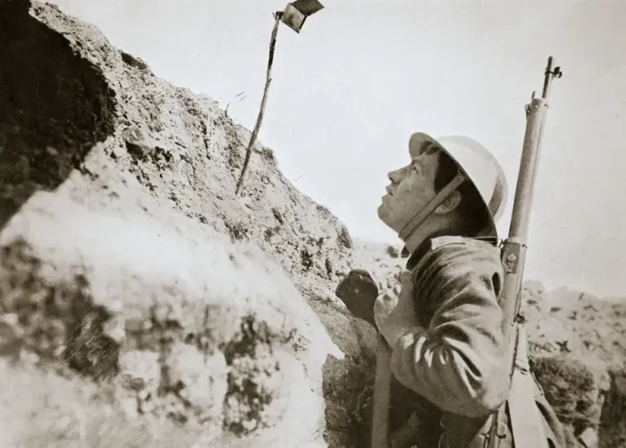Framed Print : A sentry in the trenches looking through an improvised persicope, France, World War I, 1916 Framed Print : A sentry in the trenches looking through an improvised persicope, France, World War I, 1916