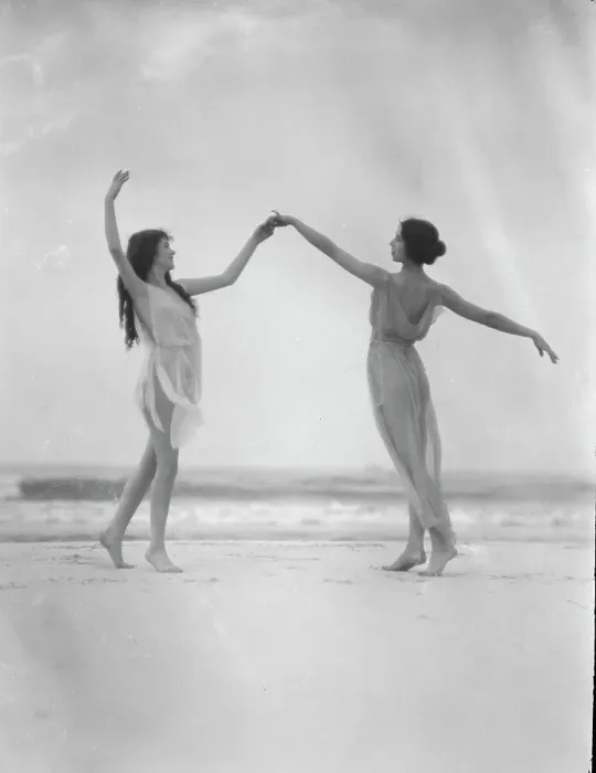 Framed Print : Severn, Margaret, Miss, and an unidentified dancer, 1923 Creator: Arnold Genthe