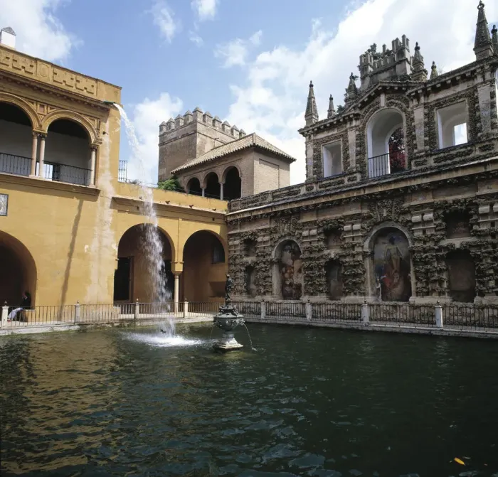 Framed Print : Sevilla Alcazar De Sevilla Palacio Del Rey Don Pedro. Estanque En El Jardin Framed Print : Sevilla Alcazar De Sevilla Palacio Del Rey Don Pedro. Estanque En El Jardin