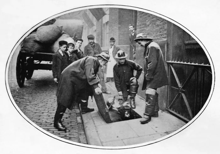 Framed Print : Sewermen going below, London, c1903 (1903) Framed Print : Sewermen going below, London, c1903 (1903)