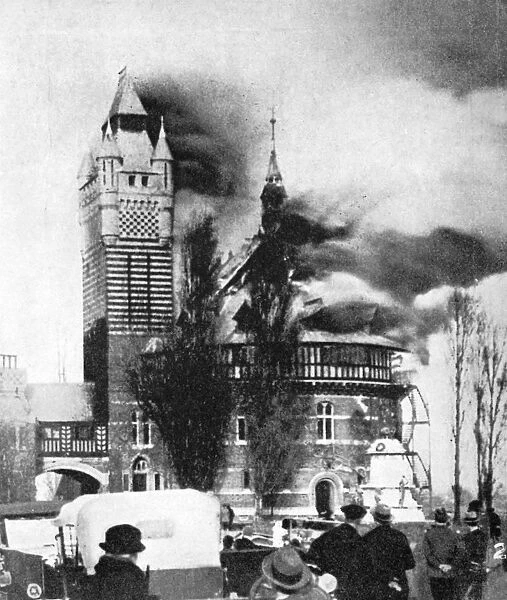 The Shakespeare Memorial Theatre being destroyed by fire, March 1926 (1936)