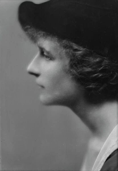 Shearson, Phyllis, Miss, portrait photograph, 1914 Sept. 22. Creator: Arnold Genthe