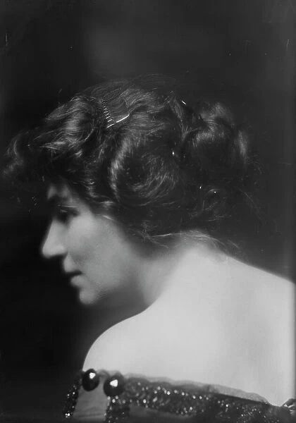 Shelton, Mrs. portrait photograph, 1913 July 17. Creator: Arnold Genthe