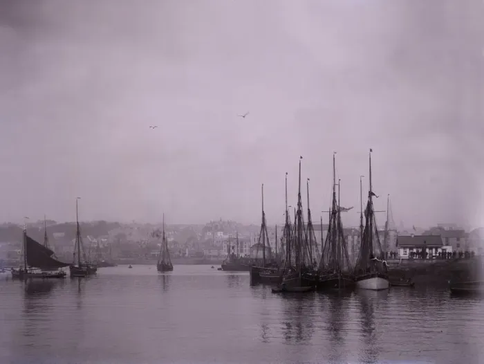 Framed Print : Ships in the harbour at Plymouth in Devon. Creator: Unknown Framed Print : Ships in the harbour at Plymouth in Devon. Creator: Unknown