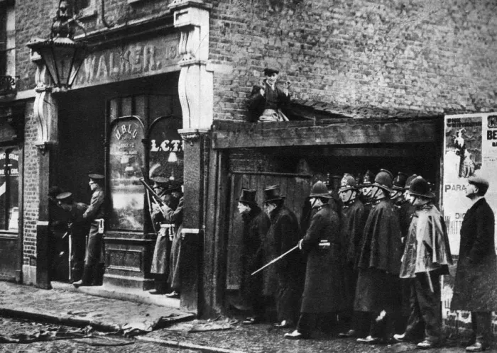 Framed Print : The Sidney Street siege, Whitechapel, London, 1911, (1935) Framed Print : The Sidney Street siege, Whitechapel, London, 1911, (1935)
