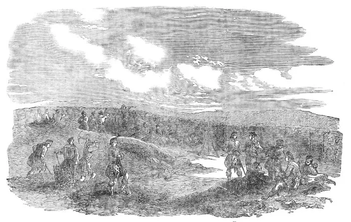 Framed Print : The Siege of Sebastopol - Working Party of Highlanders and Sailors in the 21-Gun Battery, 1854. Creator: Unknown Framed Print : The Siege of Sebastopol - Working Party of Highlanders and Sailors in the 21-Gun Battery, 1854. Creator: Unknown