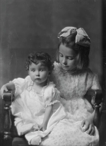 Silvester, Mrs. children of, portrait photograph, between 1914 and 1917. Creator: Arnold Genthe