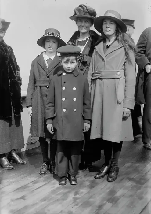 Framed Print : Sims family, between c1915 and c1920. Creator: Bain News Service Framed Print : Sims family, between c1915 and c1920. Creator: Bain News Service