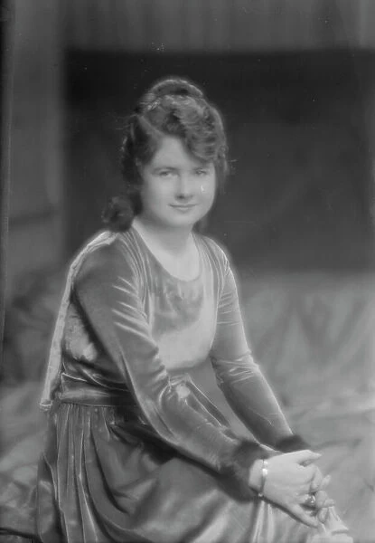 Sinclair, Hester, Miss, portrait photograph, 1915 Mar. 16. Creator: Arnold Genthe
