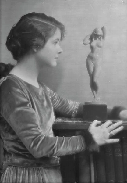 Sinclair, Hester, Miss, portrait photograph, 1915 Mar. 16. Creator: Arnold Genthe