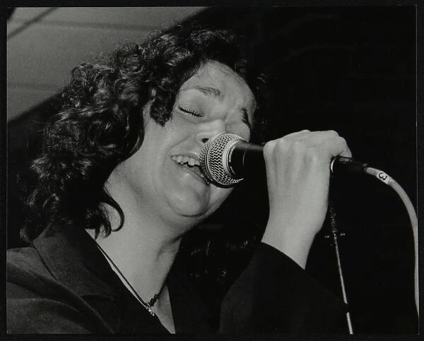 Singer Sheena Davis performing at The Fairway, Welwyn Garden City, Hertfordshire, 15 December 2002