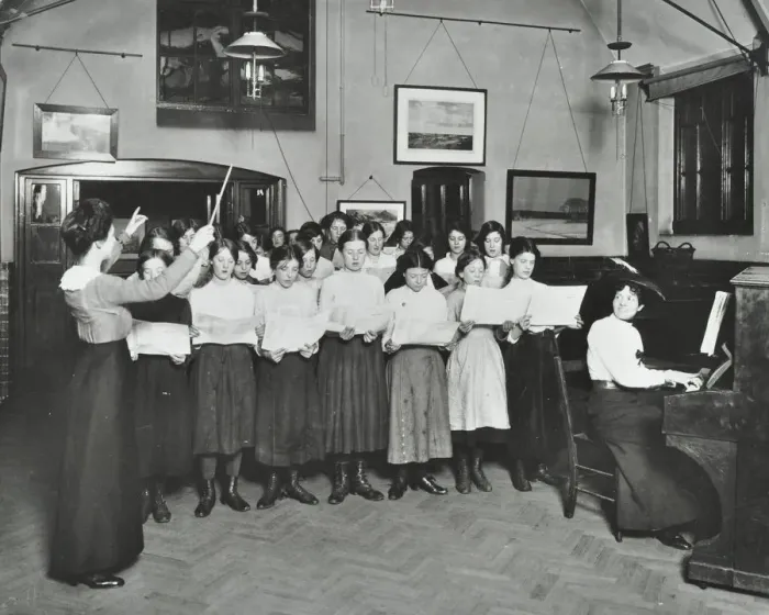 Framed Print : Singing class, Laxon Street Evening Institute for Women, London, 1914 Framed Print : Singing class, Laxon Street Evening Institute for Women, London, 1914
