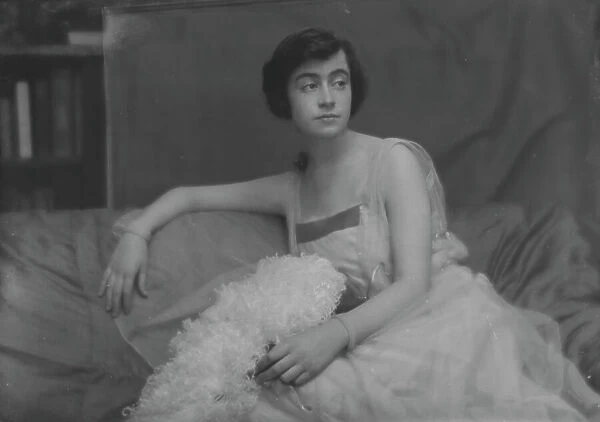 Sinsheimer, H. Miss, portrait photograph, 1916 Apr. 20. Creator: Arnold Genthe