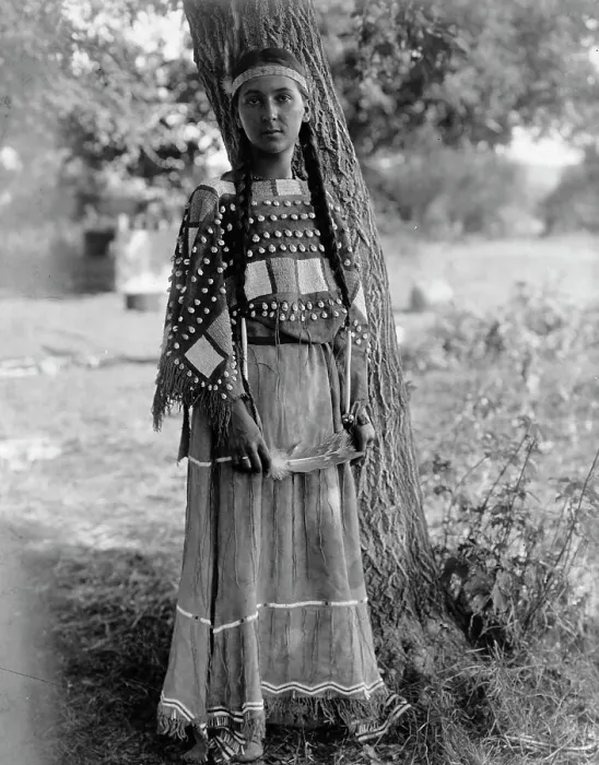 Framed Print : Sioux maiden, c1908. Creator: Edward Sheriff Curtis Framed Print : Sioux maiden, c1908. Creator: Edward Sheriff Curtis
