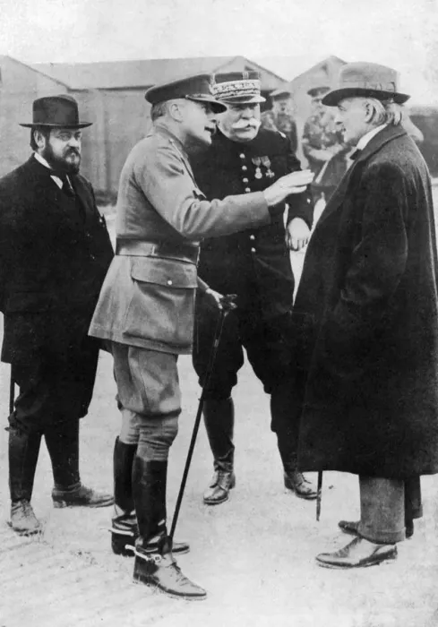 Framed Print : Sir Douglas Haig emphasises a point at the front, France, First World War, 1916-1918, (c1920) Framed Print : Sir Douglas Haig emphasises a point at the front, France, First World War, 1916-1918, (c1920)