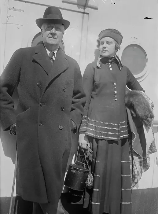 Framed Print : Sir H.B. Tree & Miss Tree, 1916. Creator: Bain News Service Framed Print : Sir H.B. Tree & Miss Tree, 1916. Creator: Bain News Service
