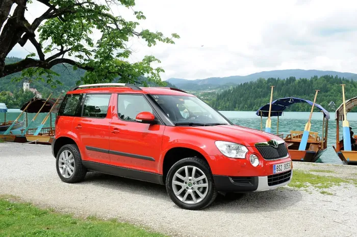 Framed Print : Skoda Yeti 2009. Artist: Simon Clay Framed Print : Skoda Yeti 2009. Artist: Simon Clay