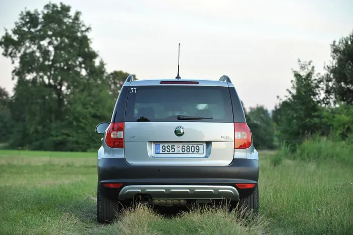 Framed Print : Skoda Yeti 2009. Artist: Simon Clay Framed Print : Skoda Yeti 2009. Artist: Simon Clay