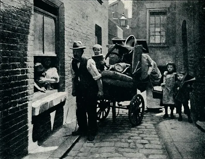 Framed Print : A move in Slumopolis, London, c1901 (1901)