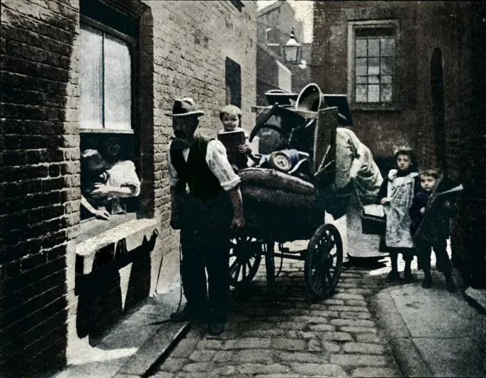 Framed Print : A move in Slumopolis, London, c1901 (1901) Framed Print : A move in Slumopolis, London, c1901 (1901)