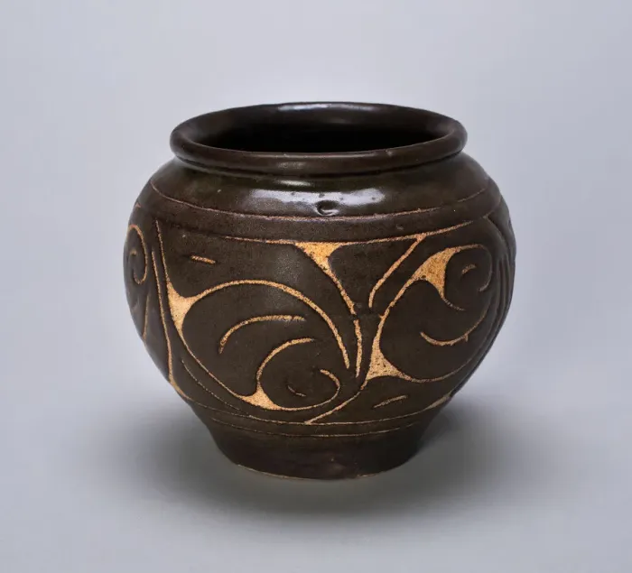 Framed Print : Small Globular Jar with Rolled Lip and Stylized Leaves, Jin dynasty (1115-1234) Framed Print : Small Globular Jar with Rolled Lip and Stylized Leaves, Jin dynasty (1115-1234)