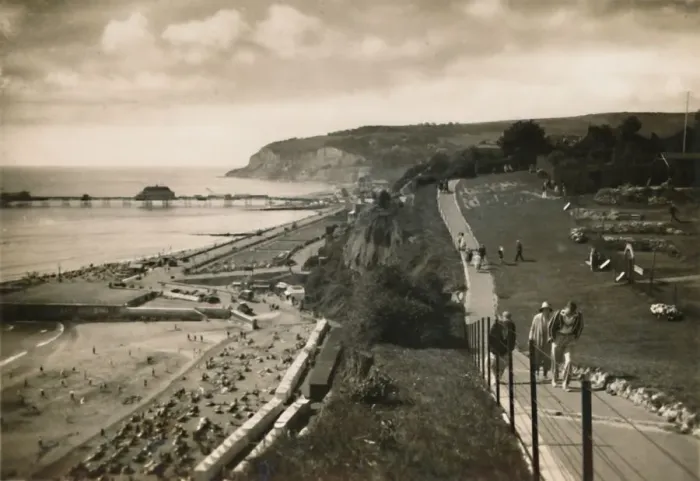 Framed Print : Small Hope Bay and Shanklin Pier, I. W. from Cliff Walk, c1920. Creator: Unknown Framed Print : Small Hope Bay and Shanklin Pier, I. W. from Cliff Walk, c1920. Creator: Unknown