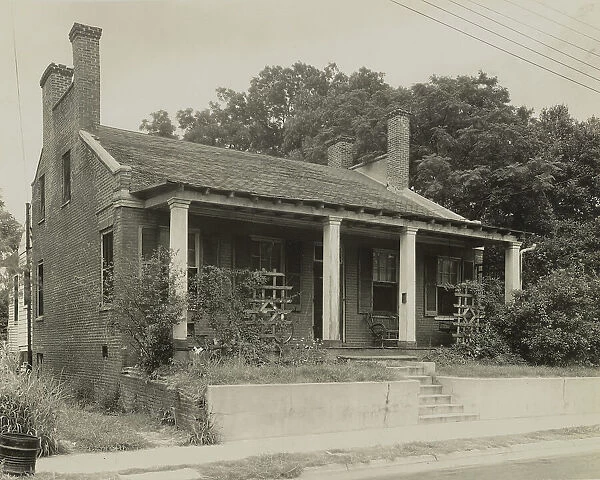 Small house, 609 Jefferson Street, Natchez, Adams County, Mississippi, 1938. Creator: Frances Benjamin Johnston