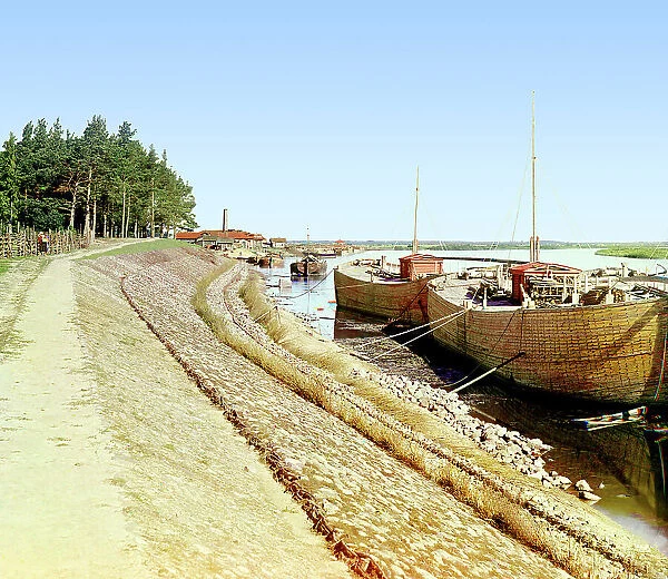 Small town of Vokhnovo; reinforced embankment [Russian Empire], 1909. Creator: Sergey Mikhaylovich Prokudin-Gorsky